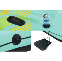 Detailansicht eines aufblasbaren Stand Up Paddle Boards mit Tragegriff, Getränkehalter, Halterung für eine Leine und einem Packsack.