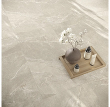 Fliesenboden mit Marmoroptik und Dekoration auf einem Holztablett