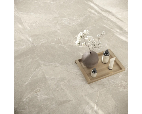 Fliesenboden mit Marmoroptik und Dekoration auf einem Holztablett