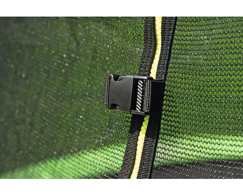 Detailaufnahme eines Trampolinsicherheitsnetzes mit Schnalle