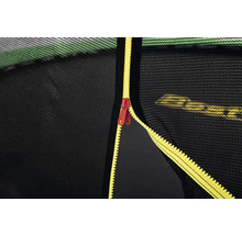 Detailaufnahme eines Trampolinnetzes mit Reißverschluss