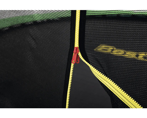 Detailaufnahme eines Trampolinnetzes mit Reißverschluss