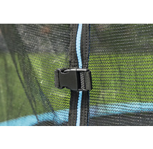 Detailaufnahme eines Sicherheitsnetzes mit Schnalle für ein Trampolin.