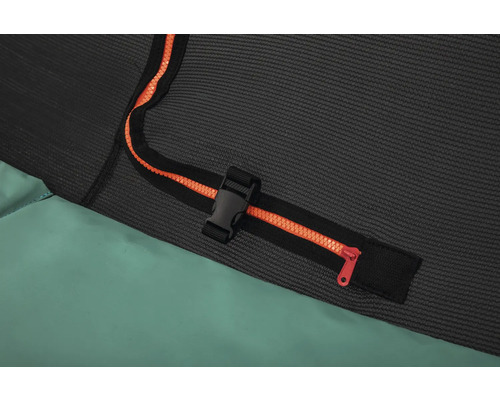 Detailansicht eines Trampolins mit Reißverschluss und Schnalle