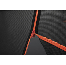 Detailaufnahme eines Trampolinnetzes mit Reißverschluss