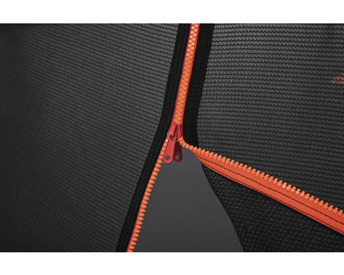 Detailaufnahme eines Trampolinnetzes mit Reißverschluss