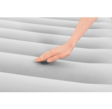 Hand berührt Luftmatratze