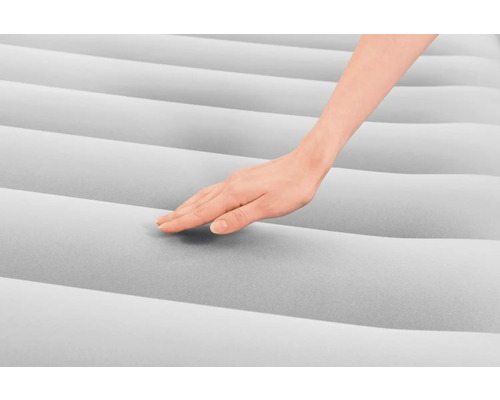 Hand berührt Luftmatratze