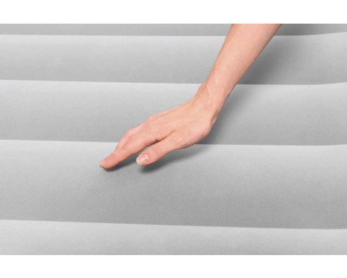Detailansicht einer Luftmatratze mit Hand, die die Oberfläche berührt