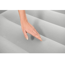 Nahaufnahme einer Hand auf einer Luftmatratze