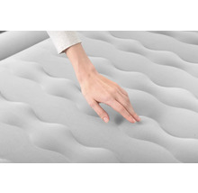 Nahaufnahme einer Hand auf einer Luftmatratze