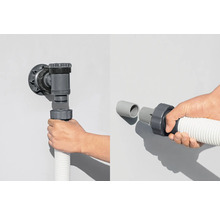 Montage eines grauen Siphons an einer weißen Wand mit einem flexiblen Abflussrohr