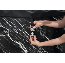 Detailaufnahme eines Whirlpools mit Schnalle