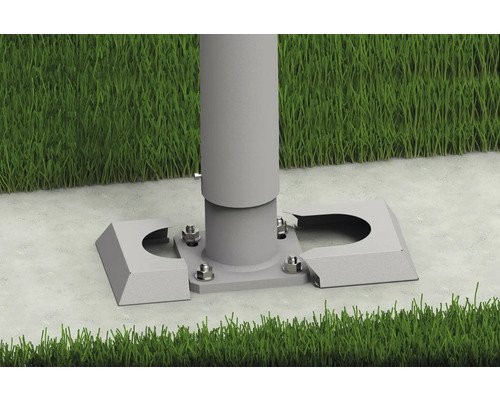 Befestigung einer Fahnenstange mit Schrauben und Abdeckung auf Beton