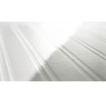 Nahaufnahme einer weißen Profilholzverkleidung