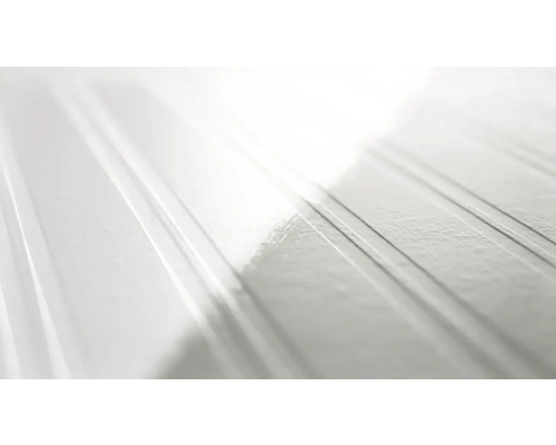 Nahaufnahme einer weißen Profilholzverkleidung