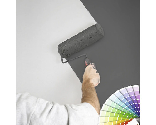 "Eine Person streicht eine Wand mit einer Farbrolle