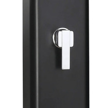 Detailansicht eines schwarzen Schranks mit einem rechteckigen, silberfarbenen Griff.