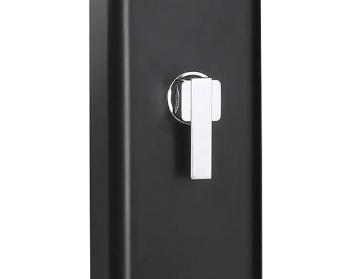 Detailansicht eines schwarzen Schranks mit einem rechteckigen, silberfarbenen Griff.