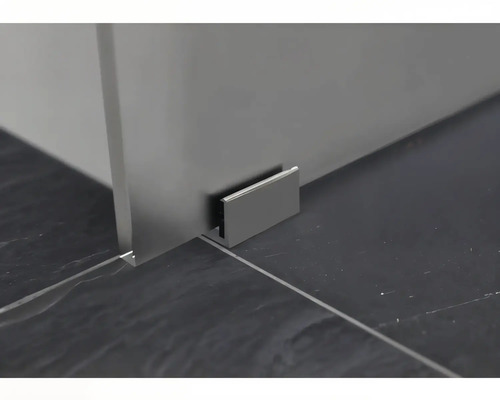 Detail einer Duschkabine mit Glaswand und Bodenprofil