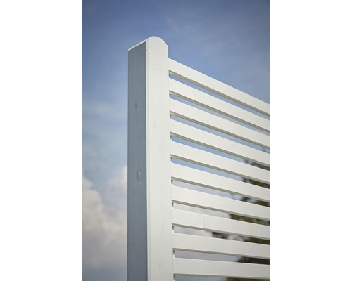 Holzzaun mit horizontalen Latten und Pfosten vor blauem Himmel