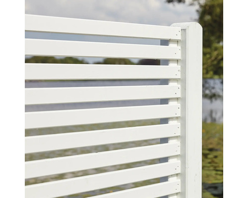 Holzzaun mit horizontalen Lamellen für den Garten