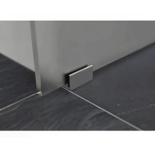 Detail einer Duschkabine mit Beschlägen und Bodenprofil