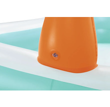 Detailaufnahme eines aufblasbaren Pools mit aufblasbarer Rutsche