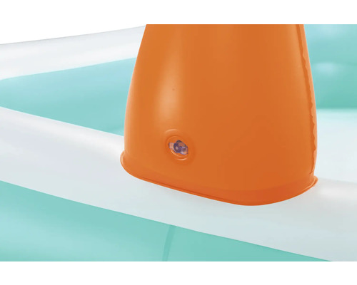 Detailaufnahme eines aufblasbaren Pools mit aufblasbarer Rutsche