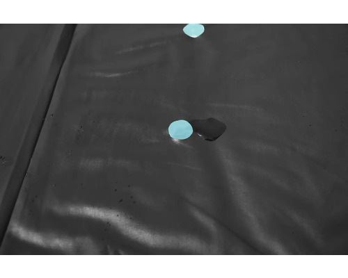 Detailaufnahme einer wasserabweisenden Plane mit Wassertropfen.