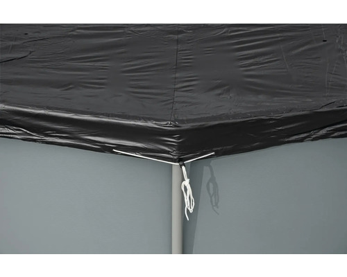 Detailansicht einer schwarzen Poolabdeckung, befestigt mit einer weißen Schnur an einer Stange.