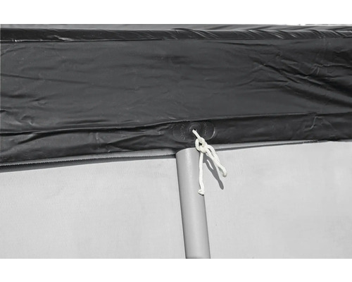 Detailaufnahme einer Poolabdeckung mit Befestigungsseil.