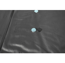 Detailaufnahme einer wasserdichten Plane mit Wassertropfen