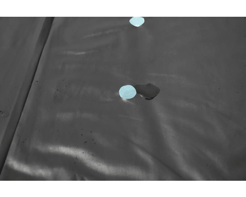 Detailaufnahme einer wasserdichten Plane mit Wassertropfen