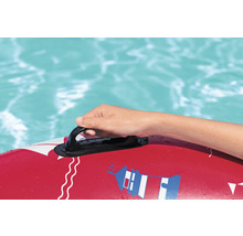 Detailaufnahme einer Hand, die einen Haltegriff eines roten Schwimmreifens vor einem Schwimmbecken hält.