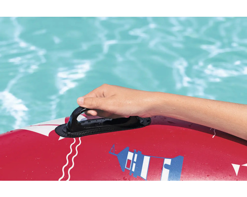 Detailaufnahme einer Hand, die einen Haltegriff eines roten Schwimmreifens vor einem Schwimmbecken hält.