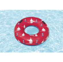Roter Schwimmreifen mit Segelboot- und Leuchtturmmotiven im Wasser