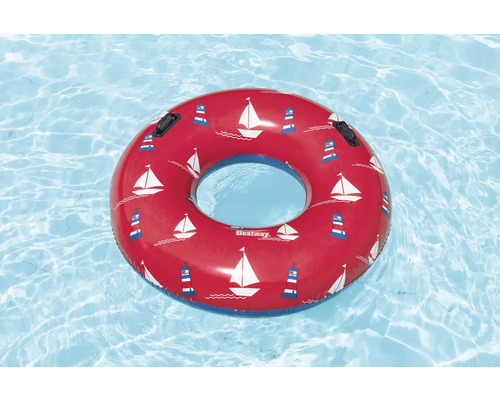 Roter Schwimmreifen mit Segelboot- und Leuchtturmmotiven im Wasser