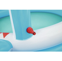 Detailansicht eines aufblasbaren Pools mit Wasseranschluss.