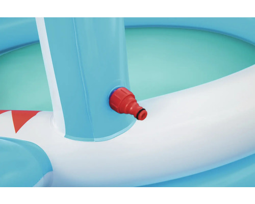Detailansicht eines aufblasbaren Pools mit Wasseranschluss.