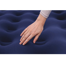 Detailaufnahme einer Hand, die eine blaue Luftmatratze berührt