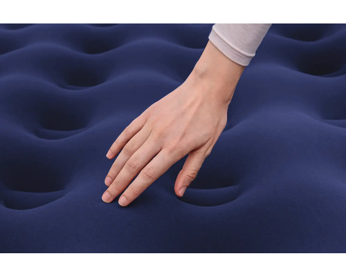Detailaufnahme einer Hand, die eine blaue Luftmatratze berührt