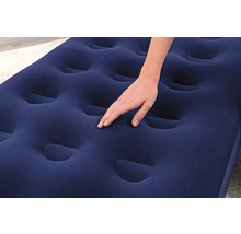 Detailaufnahme einer Hand auf einer blauen Luftmatratze