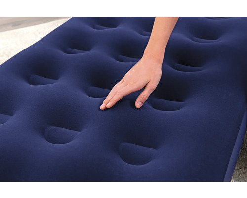 Detailaufnahme einer Hand auf einer blauen Luftmatratze