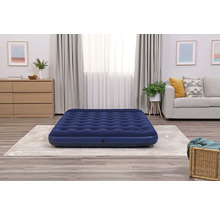 Blaues Luftbett im Wohnzimmer auf dem Teppich