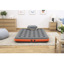 Aufblasbare Matratze mit Kissen im Wohnzimmer