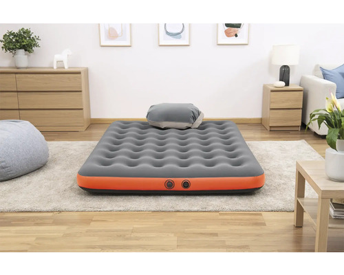Aufblasbare Matratze mit Kissen im Wohnzimmer