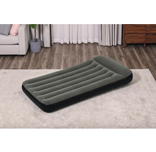 Aufblasbare Matratze auf einem Teppich in einem Wohnzimmer