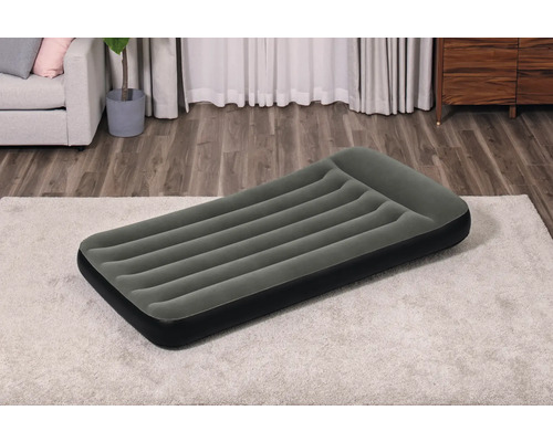 Aufblasbare Matratze auf einem Teppich in einem Wohnzimmer