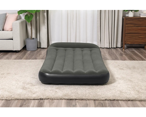 Aufblasbares Gästebett im Wohnzimmer